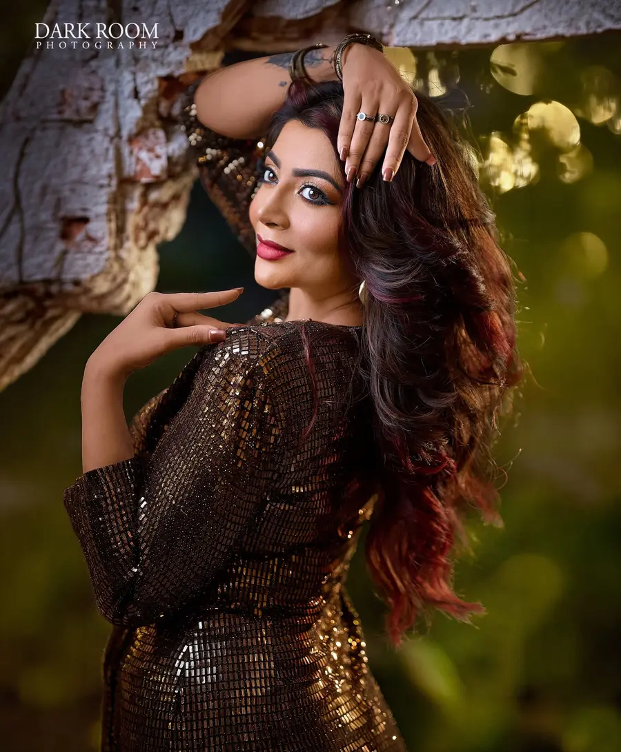 Crimson roses, golden sparkle, and a celebration worthy of the occasion. 🌹 in Sri Lanka photographed by Dark Room image 12