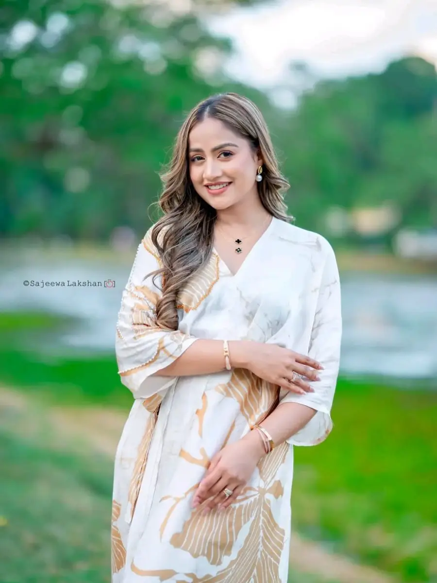 Kavindya Dulshani Kavindya Dulshani – Luxury Batik Fashion Photoshoot 2026 photoshoot photo 02