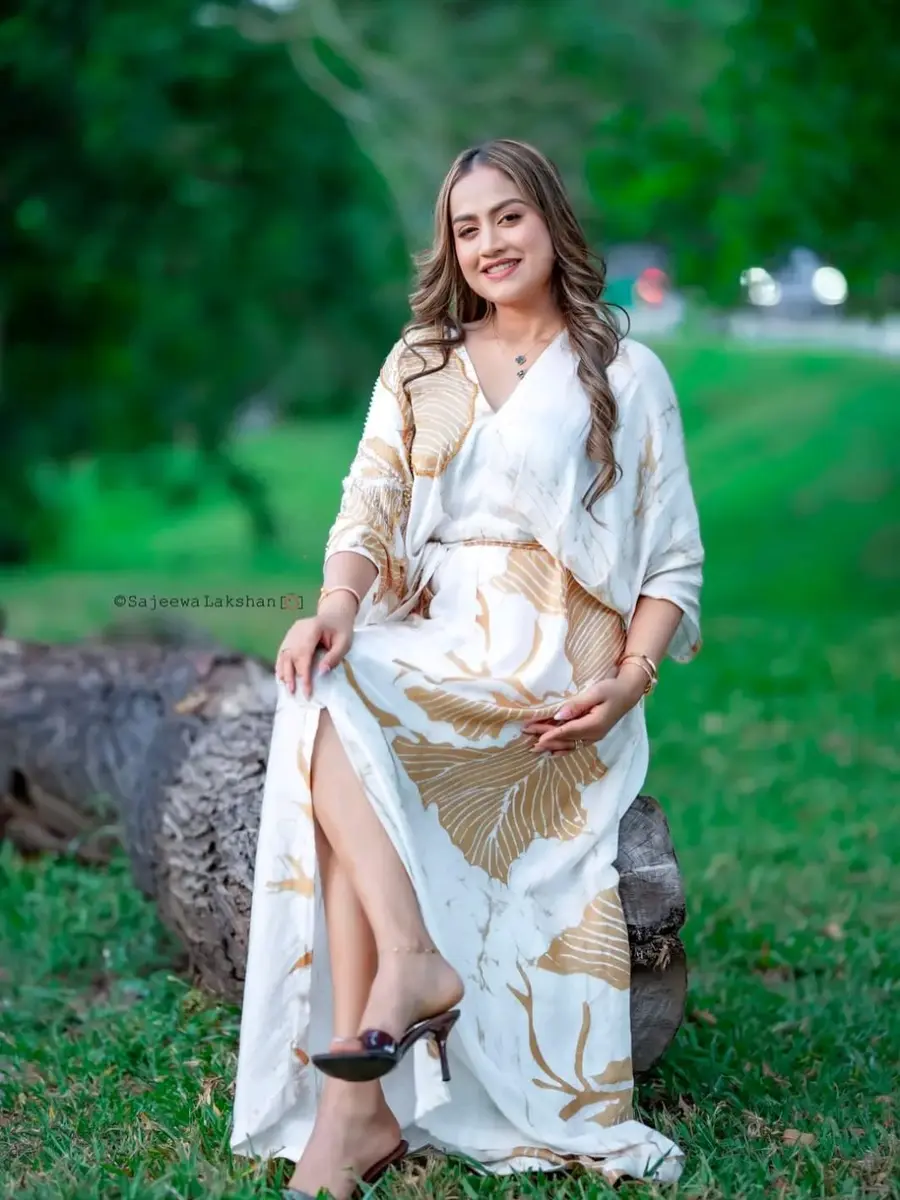 Kavindya Dulshani Kavindya Dulshani – Luxury Batik Fashion Photoshoot 2026 photoshoot photo 04