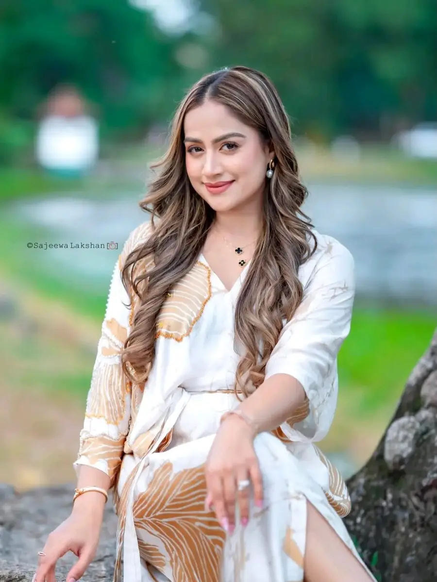 Kavindya Dulshani Kavindya Dulshani – Luxury Batik Fashion Photoshoot 2026 photoshoot photo 05