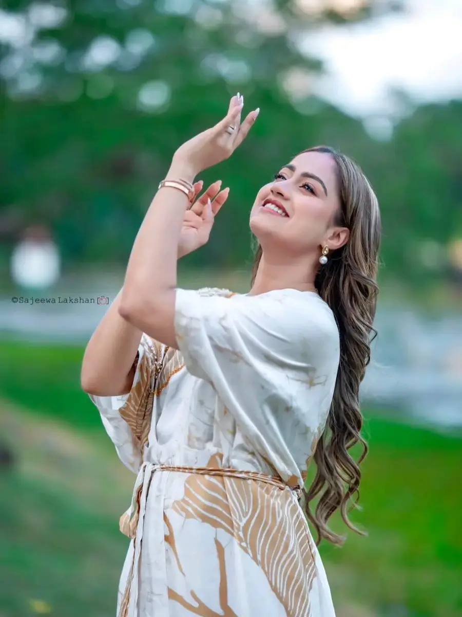 Kavindya Dulshani Kavindya Dulshani – Luxury Batik Fashion Photoshoot 2026 photoshoot photo 07