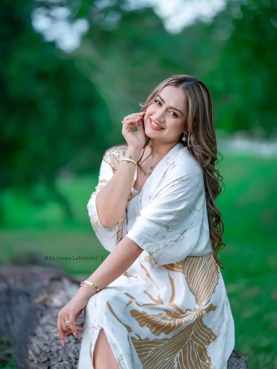 Kavindya Dulshani Kavindya Dulshani – Luxury Batik Fashion Photoshoot 2026 photoshoot photo 08