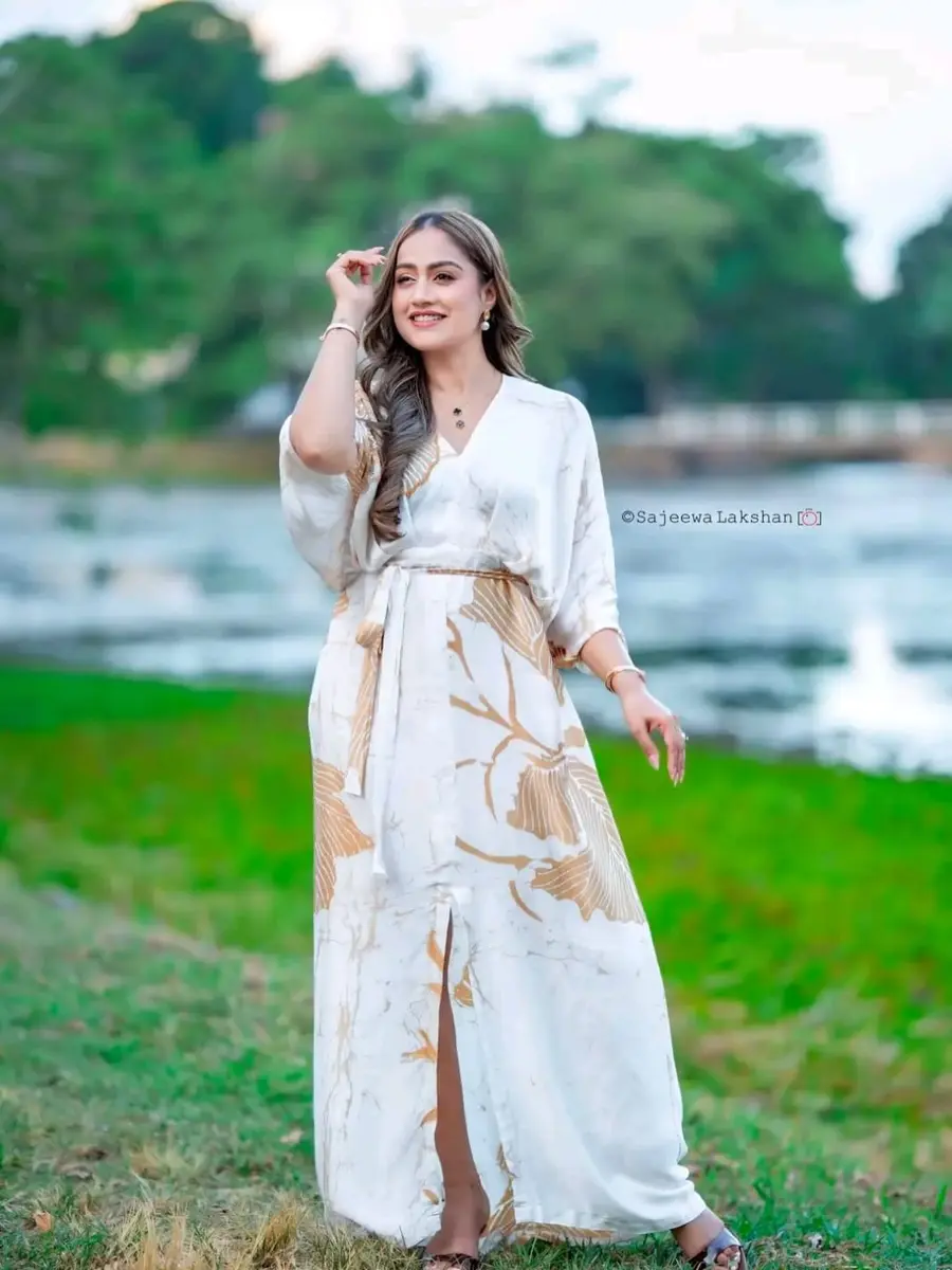 Kavindya Dulshani Kavindya Dulshani – Luxury Batik Fashion Photoshoot 2026 photoshoot photo 09