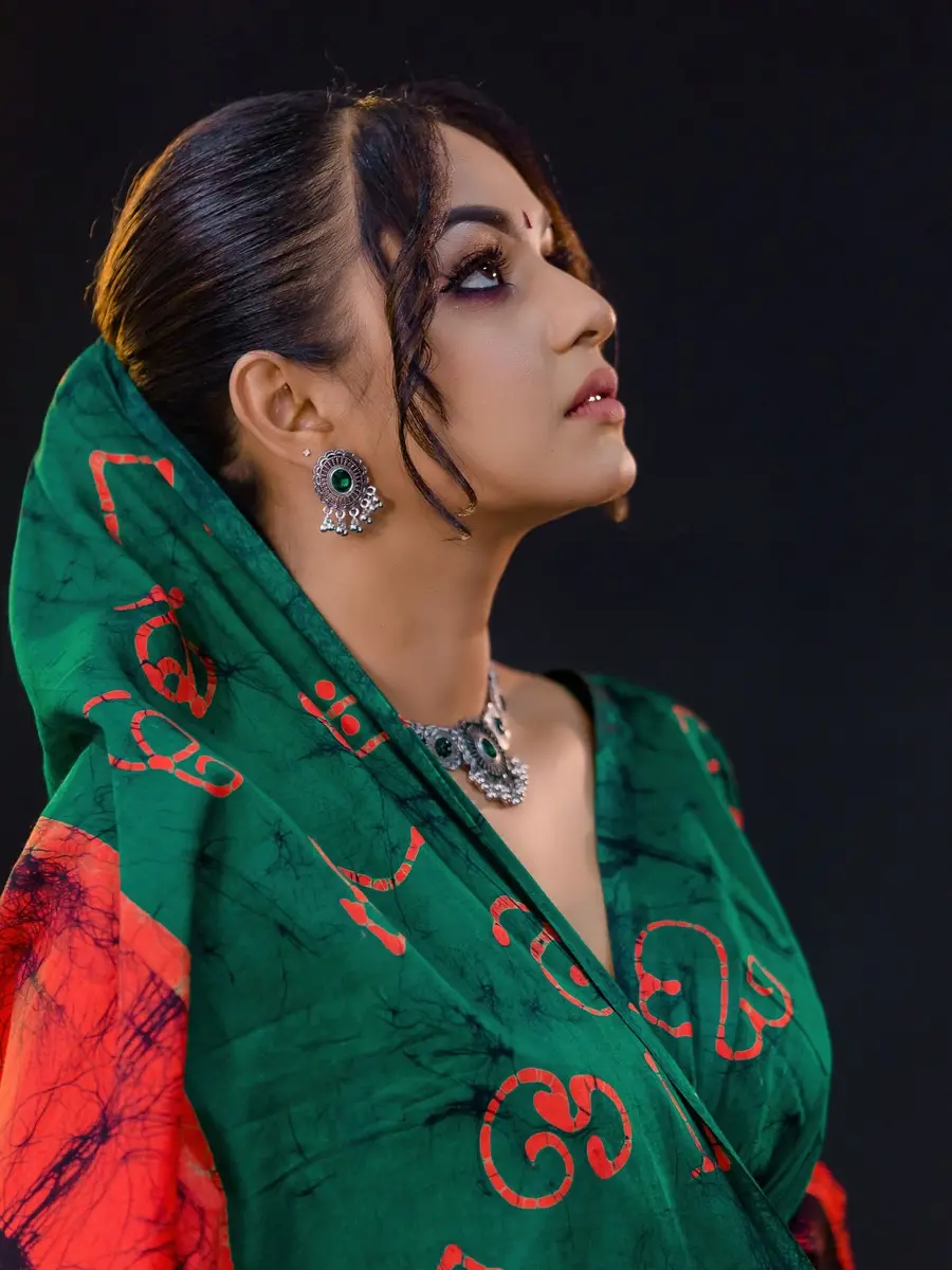 Geethma Bandara Traditional Elegance – Geethma Bandara Saree Portrait photoshoot photo 06